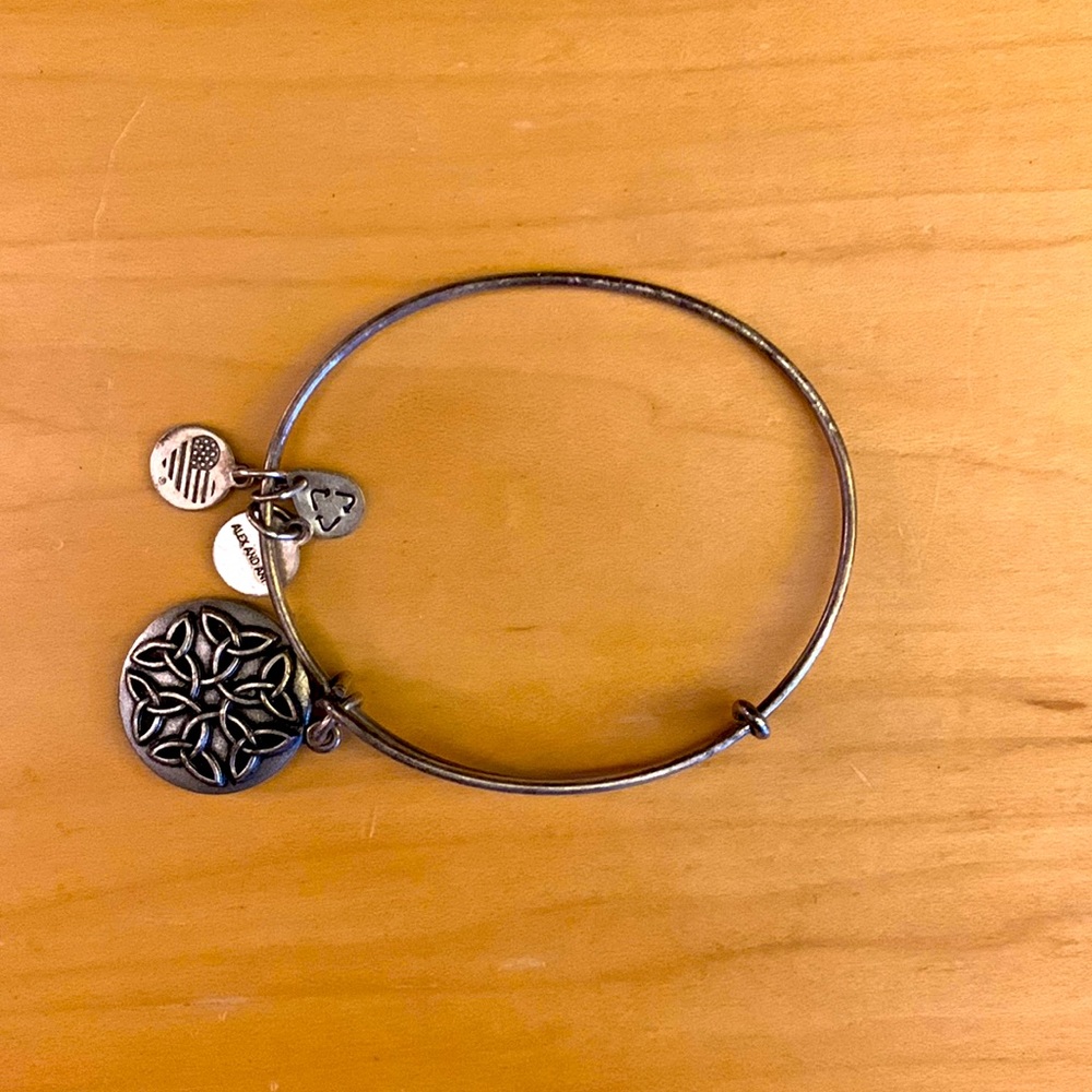 Endless knot bracelet